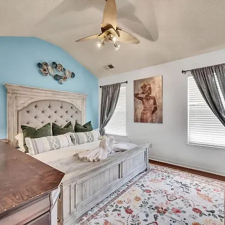 King Bed - Hot Tub - Fenced Yard - Near Carowinds *