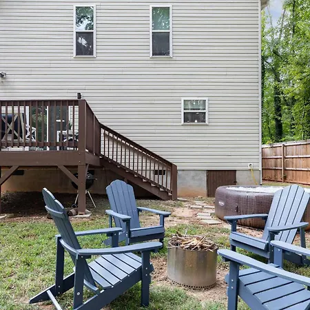 Holiday home New Listing! Sleeps 11 - Fenced In Backyard