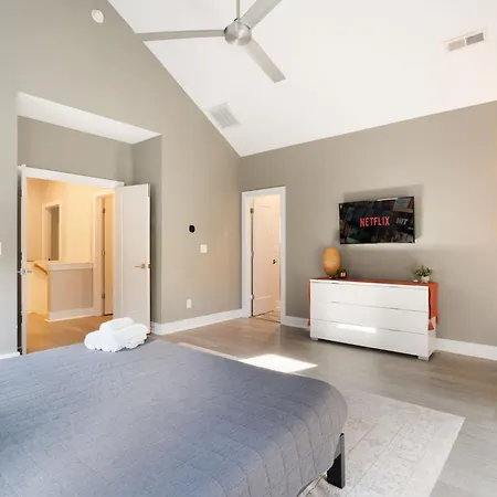 Holiday home Charming 3br With Patio