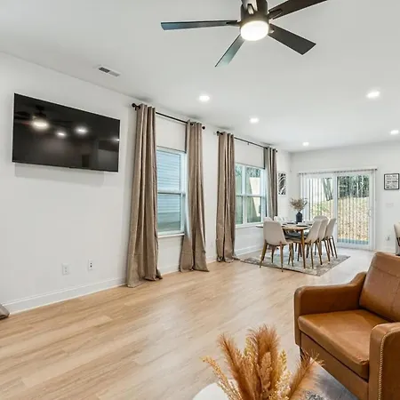 Holiday home Elegant Near Uptown, Airport & Stadium