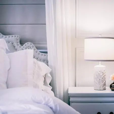 Alice & Wonderland Wellness Themed Uptown Spot Holiday home *