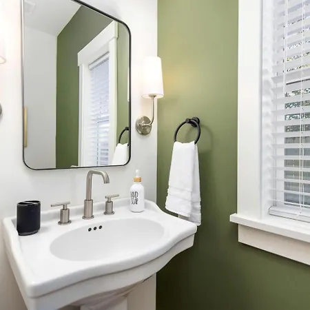 Holiday home Vibrant Urban Vacation Oasis Near Catawba River In North Carolina *