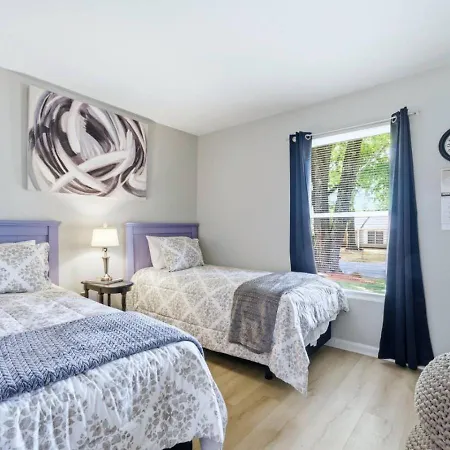 Uptown 3br Oasis - Ice Bath, Firepit, Private Yard *