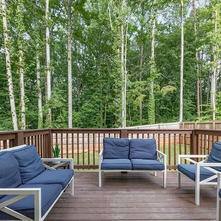 New Listing! Sleeps 11 - Fenced In Backyard Charlotte