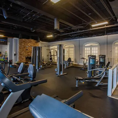 Near Uptown & Minutes To Hospital, Free Wi-fi, Coffee & Gym *