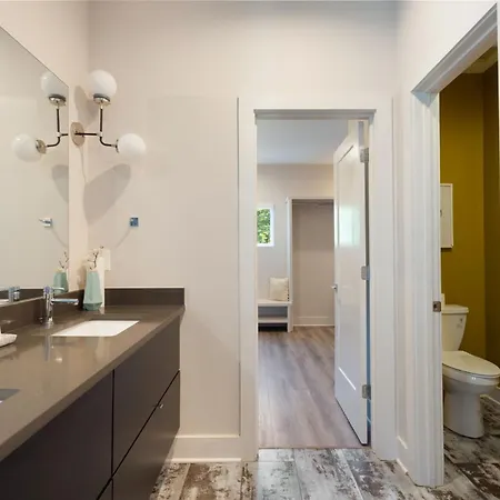 Charming 3br With Patio Charlotte