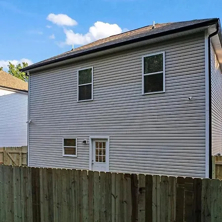 Away Near Uptown & Airport With Fenced Yard