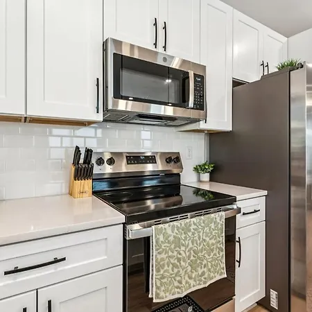 Elegant Near Uptown, Airport & Stadium *