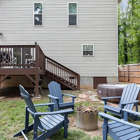 Holiday home New Listing! Sleeps 11 - Fenced In Backyard Charlotte