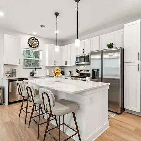 Elegant Near Uptown, Airport & Stadium Holiday home