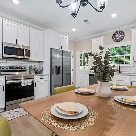 Away Near Uptown & Airport With Fenced Yard Holiday home *