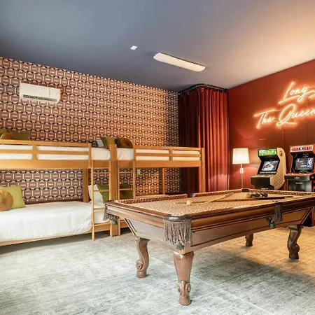 Holiday home New! Hottub+pickleball+gameroom+movies+golf+games *