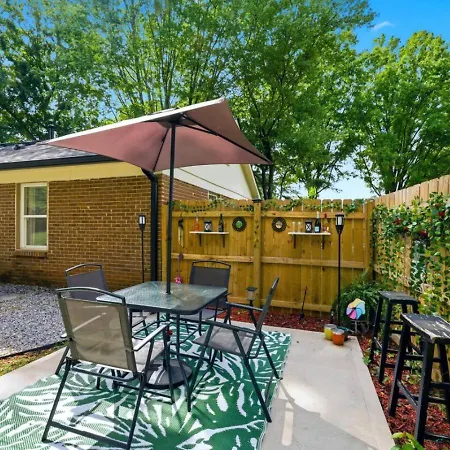 Uptown 3br Oasis - Ice Bath, Firepit, Private Yard Holiday home *