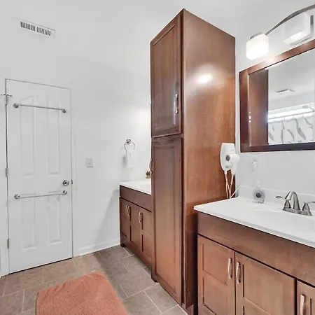 King Bed - Hot Tub - Fenced Yard - Near Carowinds *