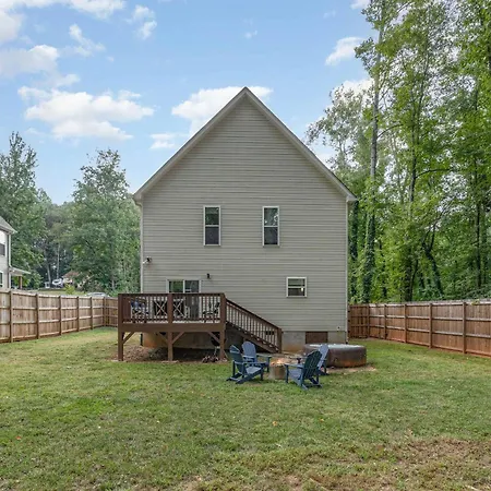 New Listing! Sleeps 11 - Fenced In Backyard Holiday home *