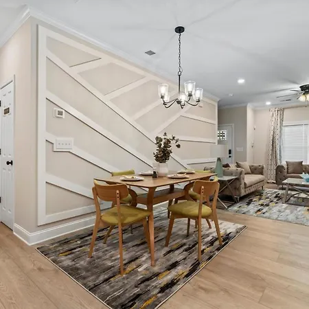 Away Near Uptown & Airport With Fenced Yard Holiday home