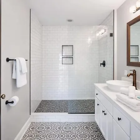 Alice & Wonderland Wellness Themed Uptown Spot Holiday home