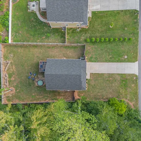 Holiday home New Listing! Sleeps 11 - Fenced In Backyard Charlotte