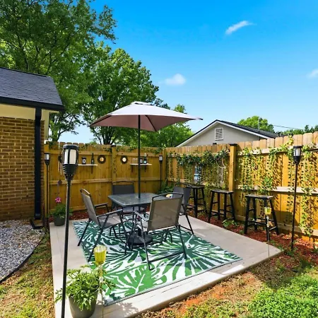 Uptown 3br Oasis - Ice Bath, Firepit, Private Yard Holiday home *