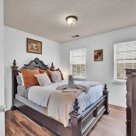 King Bed - Hot Tub - Fenced Yard - Near Carowinds