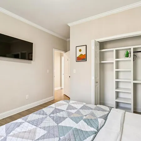 Holiday home Away Near Uptown & Airport With Fenced Yard Charlotte
