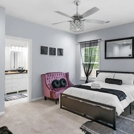 Holiday home New Near Motor Speedway, Concord Mills And Uncc