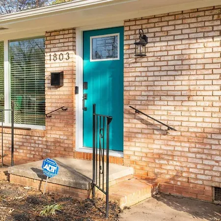Holiday home W/ Spacious Outdoor Space Charlotte