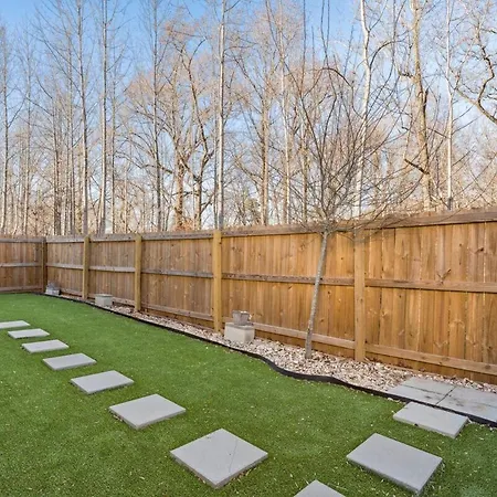 Holiday home Away Near Uptown & Airport With Fenced Yard Charlotte