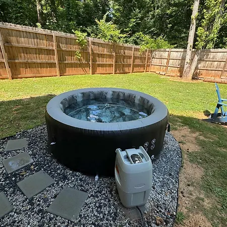 New Listing! Sleeps 11 - Fenced In Backyard Holiday home