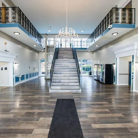 Holiday home Near Uptown & Minutes To Hospital, Free Wi-fi, Coffee & Gym