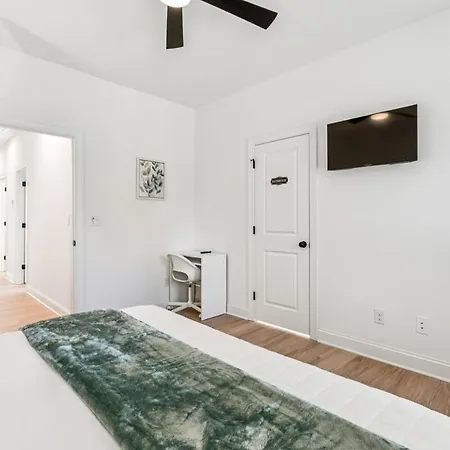 Holiday home Elegant Near Uptown, Airport & Stadium