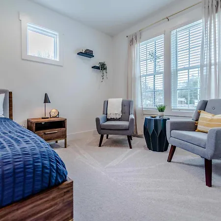 Holiday home New Listing! 3br With King And Fenced In Yard