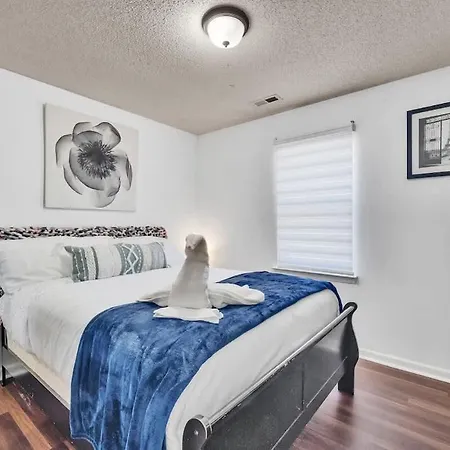 Holiday home King Bed - Hot Tub - Fenced Yard - Near Carowinds