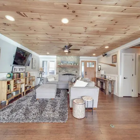 Holiday home Du - Lakefront Retreat *