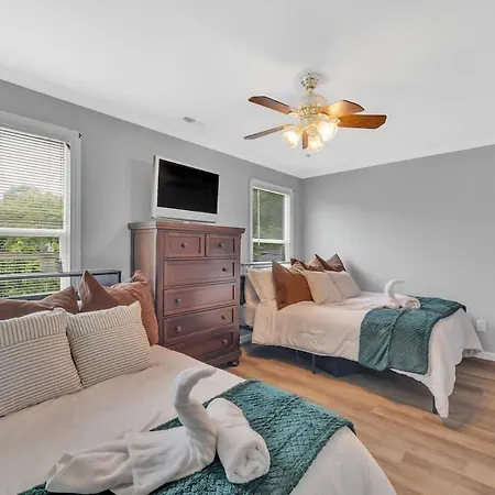 Holiday home King Bed - Large Yard - Near Uncc - Concord Mills