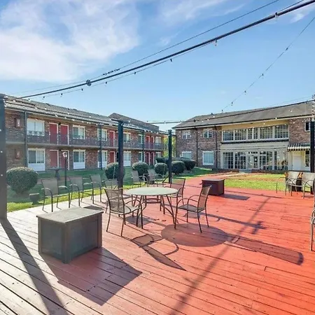 Near Uptown & Minutes To Hospital, Free Wi-fi, Coffee & Gym *