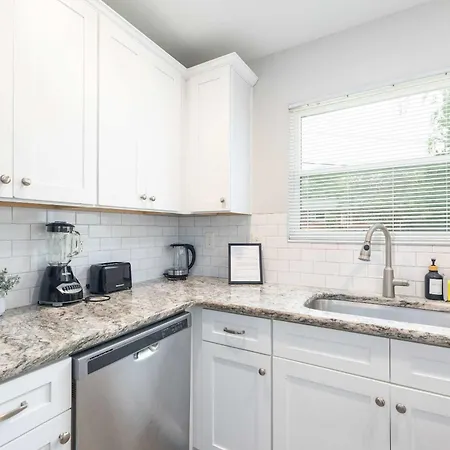 Charming & Cozy 4br In Southpark