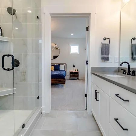 Holiday home New Listing! 3br With King And Fenced In Yard *