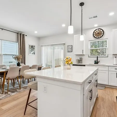 Elegant Near Uptown, Airport & Stadium Holiday home *