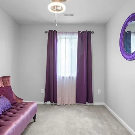Holiday home New Near Motor Speedway, Concord Mills And Uncc