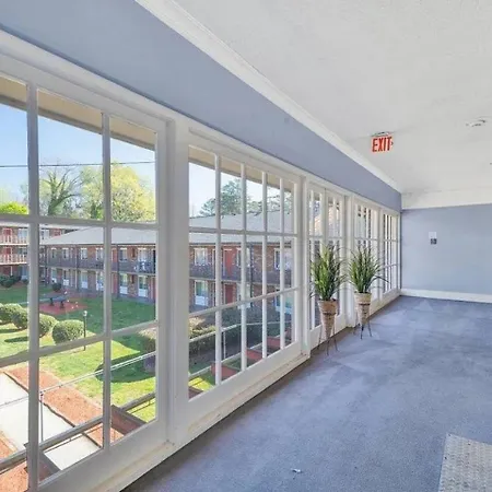 Near Uptown & Minutes To Hospital, Free Wi-fi, Coffee & Gym Holiday home *