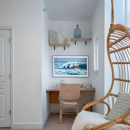Urban Retreat Walk To Stadiums & Uptown, Including Parking & Gym Holiday home *