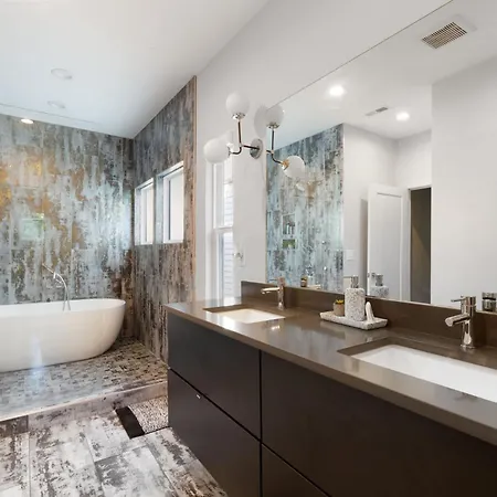 Charming 3br With Patio Charlotte