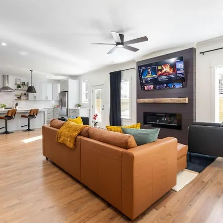 Vibrant Urban Vacation Oasis Near Catawba River In North Carolina *