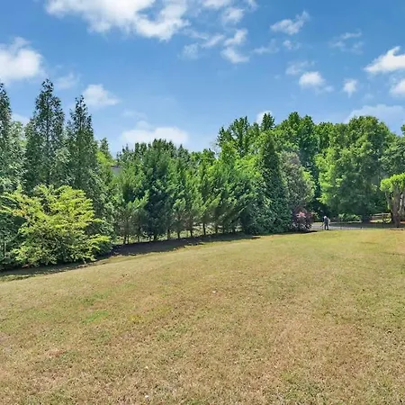 Holiday home King Bed - Hot Tub - Fenced Yard - Near Carowinds
