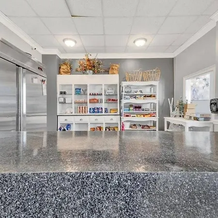 Near Uptown & Minutes To Hospital, Free Wi-fi, Coffee & Gym *