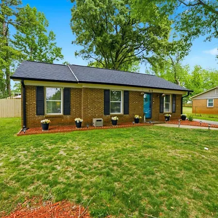 Holiday home Uptown 3br Oasis - Ice Bath, Firepit, Private Yard