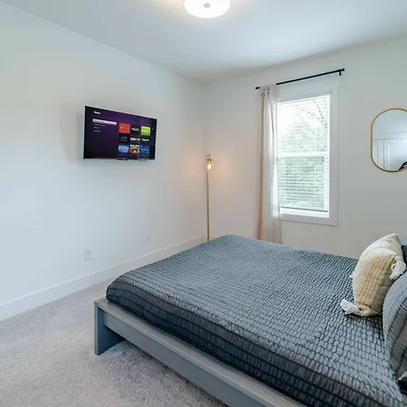 Holiday home New Listing! 3br With King And Fenced In Yard Charlotte
