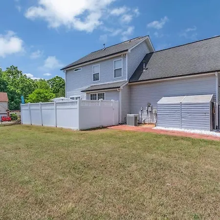 King Bed - Hot Tub - Fenced Yard - Near Carowinds Holiday home *