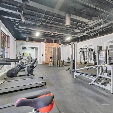 Near Uptown & Minutes To Hospital, Free Wi-fi, Coffee & Gym Holiday home Charlotte